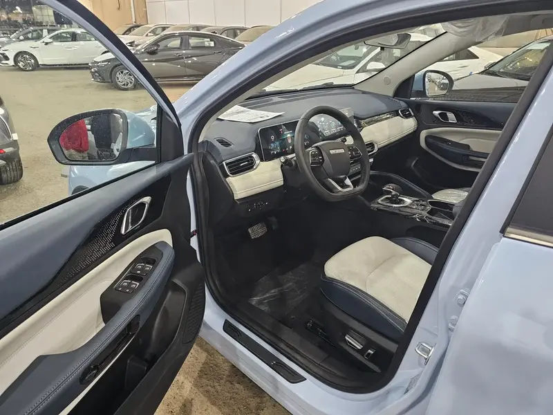 Discover undefined undefined Exterior Interior Images.Find all aspects and details of cars.