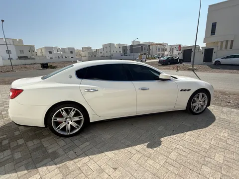 استكشف undefined undefined الصور الخارجية والداخلية. اكتشف جميع جوانب وتفاصيل السيارات.