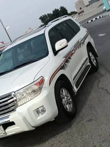 استكشف undefined undefined الصور الخارجية والداخلية. اكتشف جميع جوانب وتفاصيل السيارات.