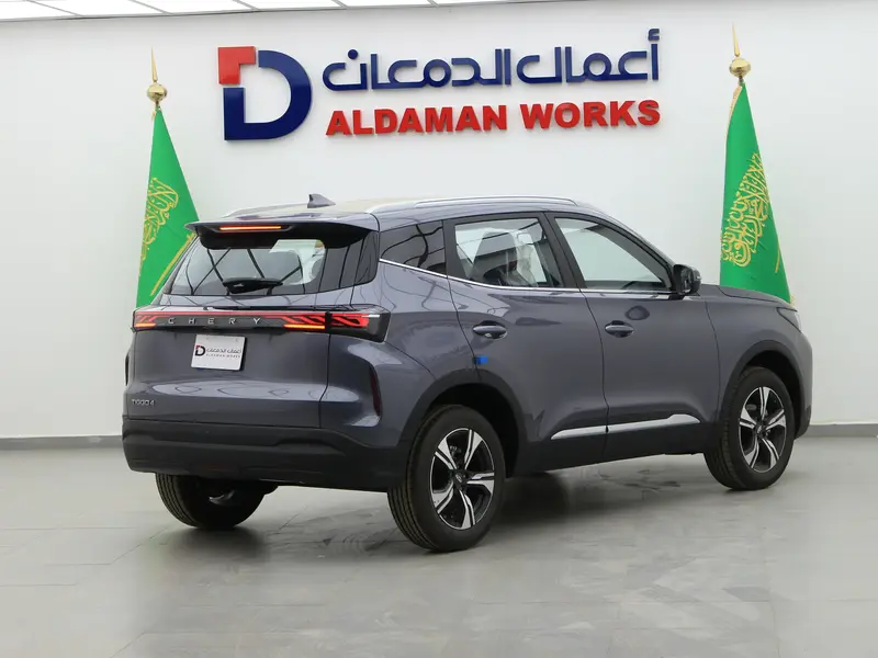 استكشف undefined undefined الصور الخارجية والداخلية. اكتشف جميع جوانب وتفاصيل السيارات.