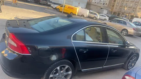 استكشف undefined undefined الصور الخارجية والداخلية. اكتشف جميع جوانب وتفاصيل السيارات.