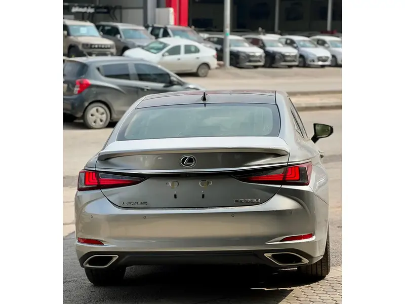 Lexus ES 2025