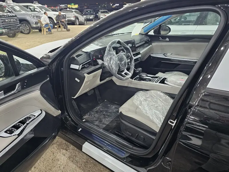 Discover undefined undefined Exterior Interior Images.Find all aspects and details of cars.