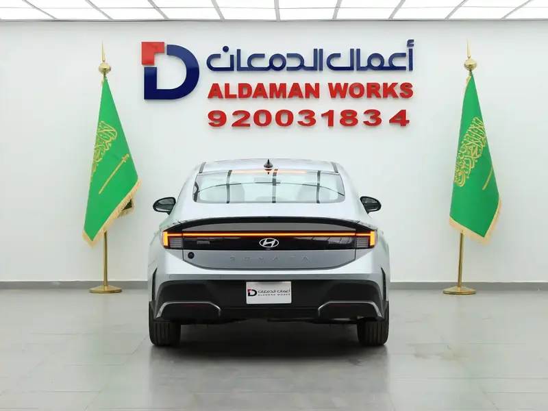 استكشف undefined undefined الصور الخارجية والداخلية. اكتشف جميع جوانب وتفاصيل السيارات.