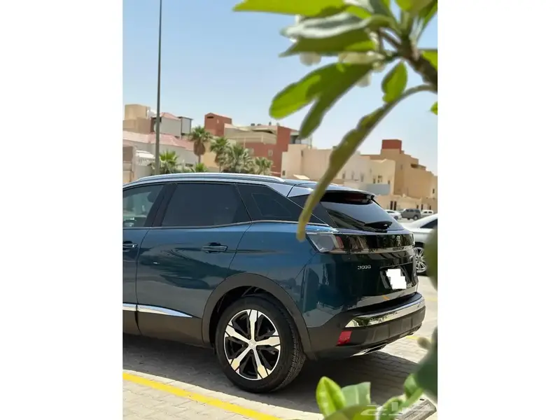 استكشف undefined undefined الصور الخارجية والداخلية. اكتشف جميع جوانب وتفاصيل السيارات.