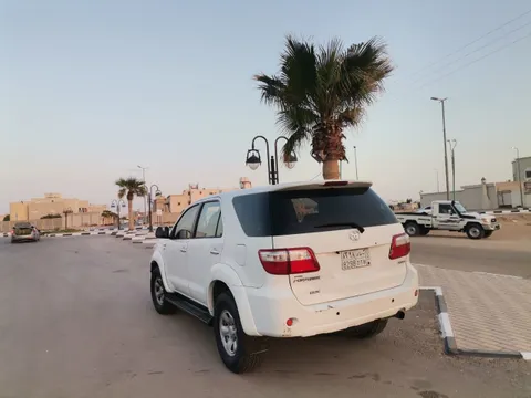 استكشف undefined undefined الصور الخارجية والداخلية. اكتشف جميع جوانب وتفاصيل السيارات.