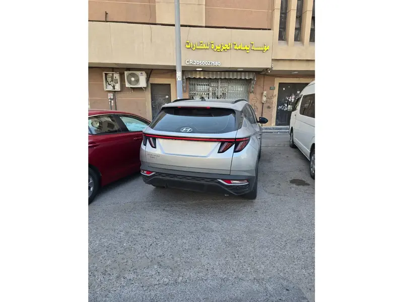 استكشف undefined undefined الصور الخارجية والداخلية. اكتشف جميع جوانب وتفاصيل السيارات.