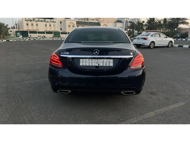 استكشف undefined undefined الصور الخارجية والداخلية. اكتشف جميع جوانب وتفاصيل السيارات.