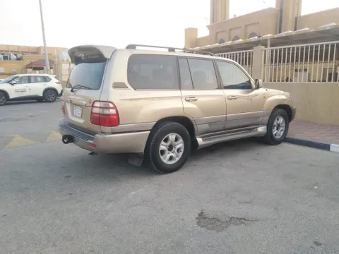استكشف undefined undefined الصور الخارجية والداخلية. اكتشف جميع جوانب وتفاصيل السيارات.
