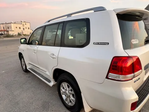 استكشف undefined undefined الصور الخارجية والداخلية. اكتشف جميع جوانب وتفاصيل السيارات.
