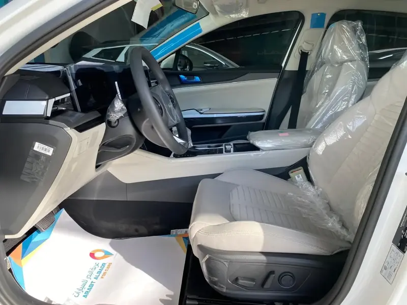Discover undefined undefined Exterior Interior Images.Find all aspects and details of cars.