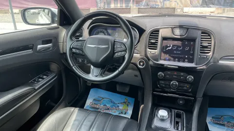 Chrysler 300 2021