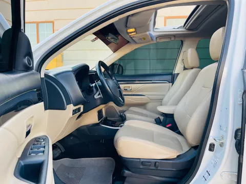 Discover undefined undefined Exterior Interior Images.Find all aspects and details of cars.