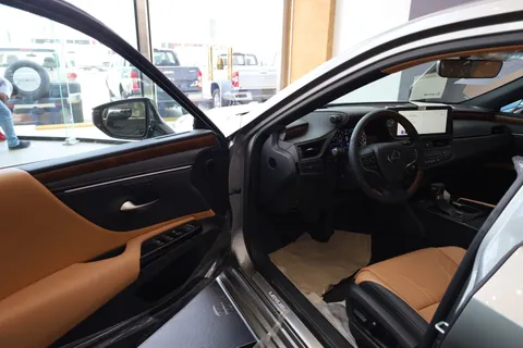 New Lexus ES 350 4 door 3.5L 2023