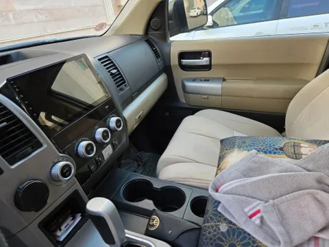 استكشف undefined undefined الصور الخارجية والداخلية. اكتشف جميع جوانب وتفاصيل السيارات.