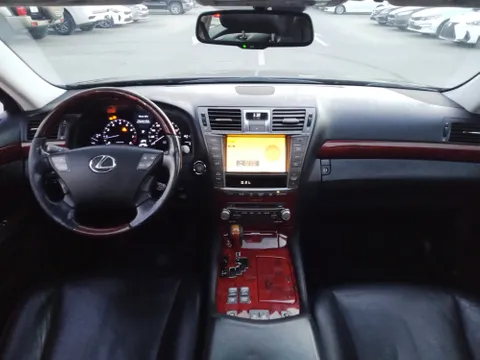 Lexus LS 460 4 door 4.6L SWB 2010