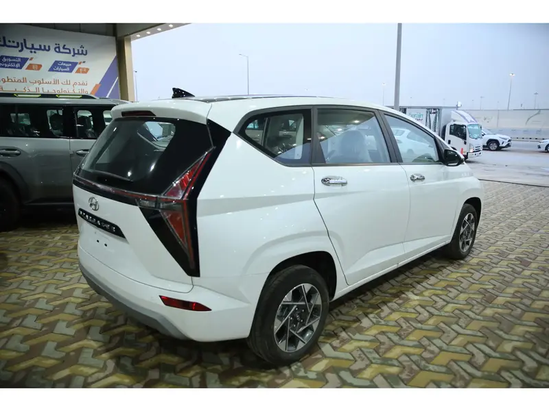 Discover undefined undefined Exterior Interior Images.Find all aspects and details of cars.