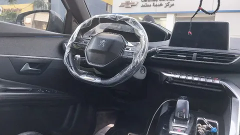 استكشف undefined undefined الصور الخارجية والداخلية. اكتشف جميع جوانب وتفاصيل السيارات.