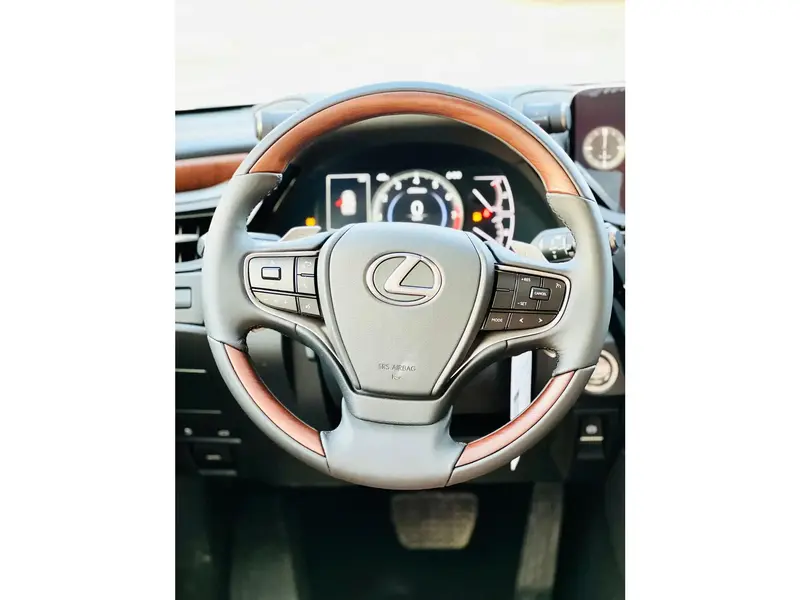 Lexus ES 2025
