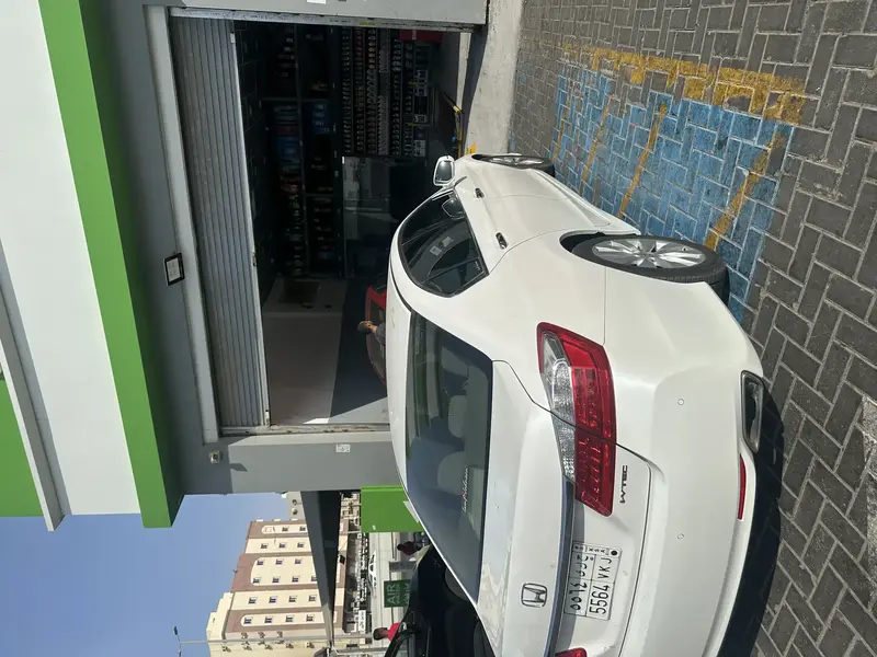 استكشف undefined undefined الصور الخارجية والداخلية. اكتشف جميع جوانب وتفاصيل السيارات.