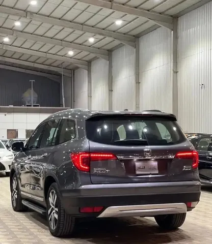Discover undefined undefined Exterior Interior Images.Find all aspects and details of cars.