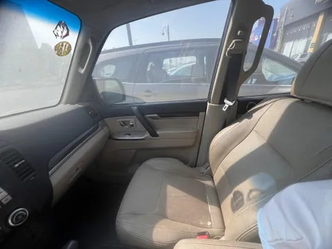 استكشف undefined undefined الصور الخارجية والداخلية. اكتشف جميع جوانب وتفاصيل السيارات.