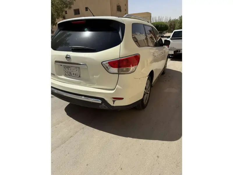 استكشف undefined undefined الصور الخارجية والداخلية. اكتشف جميع جوانب وتفاصيل السيارات.