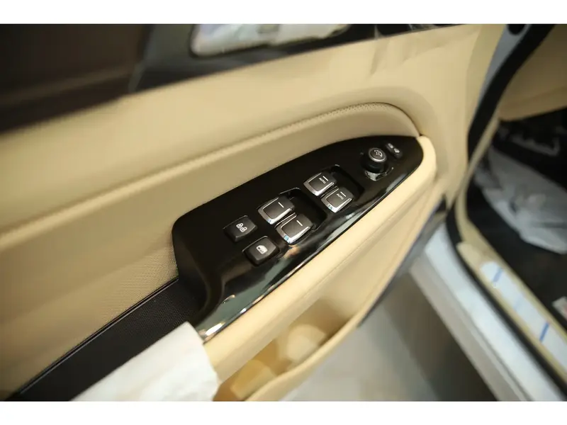 Discover undefined undefined Exterior Interior Images.Find all aspects and details of cars.
