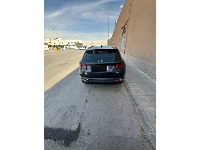 استكشف undefined undefined الصور الخارجية والداخلية. اكتشف جميع جوانب وتفاصيل السيارات.