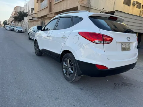 استكشف undefined undefined الصور الخارجية والداخلية. اكتشف جميع جوانب وتفاصيل السيارات.