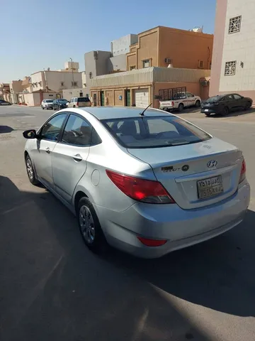 استكشف undefined undefined الصور الخارجية والداخلية. اكتشف جميع جوانب وتفاصيل السيارات.