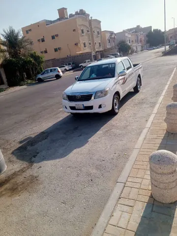 استكشف undefined undefined الصور الخارجية والداخلية. اكتشف جميع جوانب وتفاصيل السيارات.