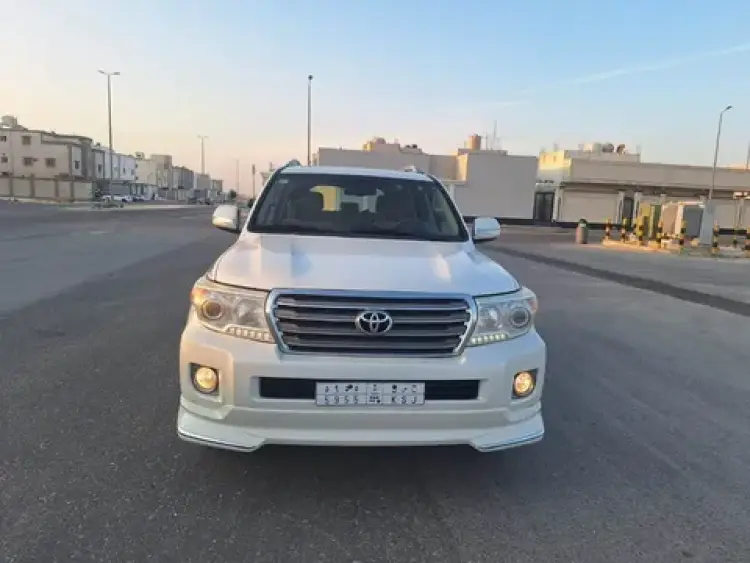 toyota toyota-land-cruiser image Toyota Land Cruiser 2014