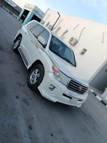استكشف undefined undefined الصور الخارجية والداخلية. اكتشف جميع جوانب وتفاصيل السيارات.