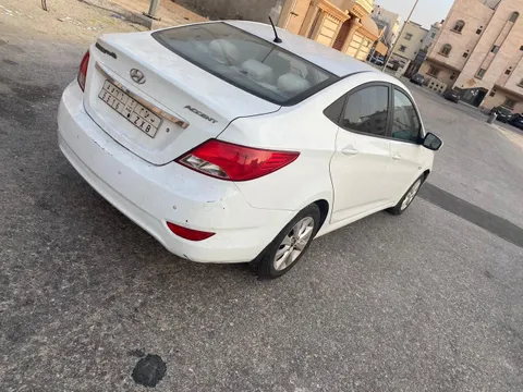 استكشف undefined undefined الصور الخارجية والداخلية. اكتشف جميع جوانب وتفاصيل السيارات.