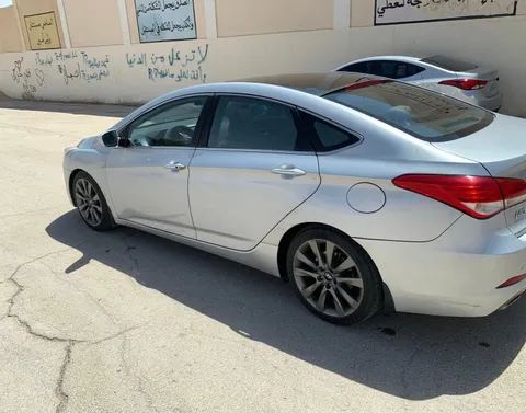 استكشف undefined undefined الصور الخارجية والداخلية. اكتشف جميع جوانب وتفاصيل السيارات.