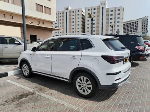 استكشف undefined undefined الصور الخارجية والداخلية. اكتشف جميع جوانب وتفاصيل السيارات.