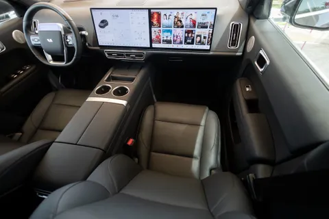 Discover undefined undefined Exterior Interior Images.Find all aspects and details of cars.