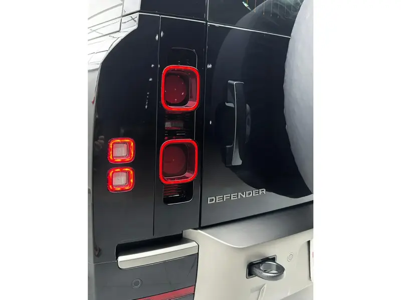 Land Rover Defender 2025