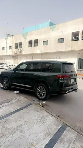 استكشف undefined undefined الصور الخارجية والداخلية. اكتشف جميع جوانب وتفاصيل السيارات.