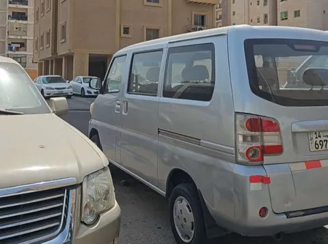استكشف undefined undefined الصور الخارجية والداخلية. اكتشف جميع جوانب وتفاصيل السيارات.