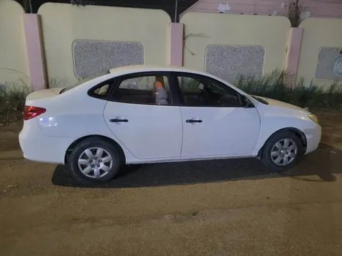 استكشف undefined undefined الصور الخارجية والداخلية. اكتشف جميع جوانب وتفاصيل السيارات.