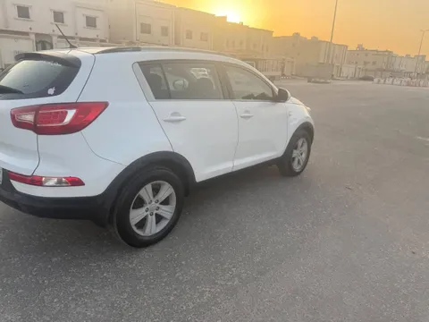 استكشف undefined undefined الصور الخارجية والداخلية. اكتشف جميع جوانب وتفاصيل السيارات.