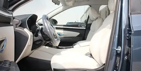 استكشف undefined undefined الصور الخارجية والداخلية. اكتشف جميع جوانب وتفاصيل السيارات.