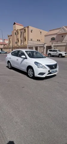استكشف undefined undefined الصور الخارجية والداخلية. اكتشف جميع جوانب وتفاصيل السيارات.