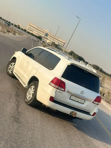 استكشف undefined undefined الصور الخارجية والداخلية. اكتشف جميع جوانب وتفاصيل السيارات.