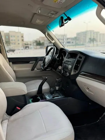استكشف undefined undefined الصور الخارجية والداخلية. اكتشف جميع جوانب وتفاصيل السيارات.