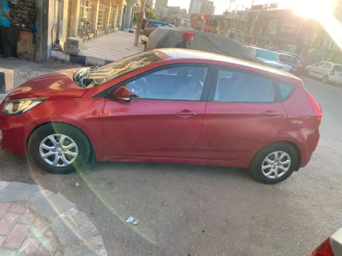 استكشف undefined undefined الصور الخارجية والداخلية. اكتشف جميع جوانب وتفاصيل السيارات.