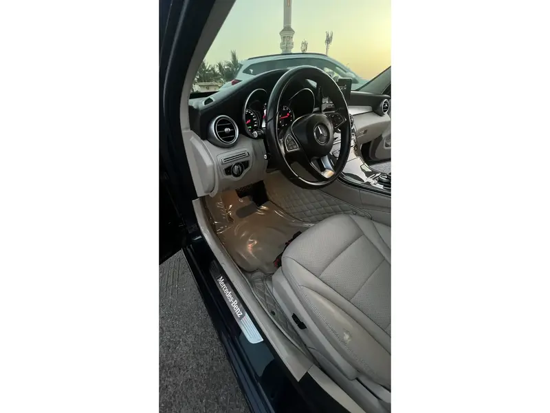 استكشف undefined undefined الصور الخارجية والداخلية. اكتشف جميع جوانب وتفاصيل السيارات.