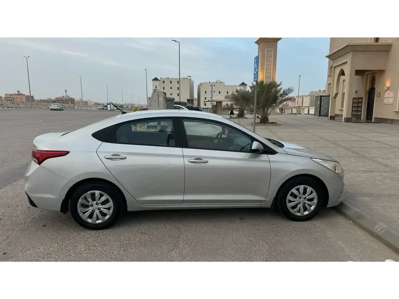 استكشف undefined undefined الصور الخارجية والداخلية. اكتشف جميع جوانب وتفاصيل السيارات.